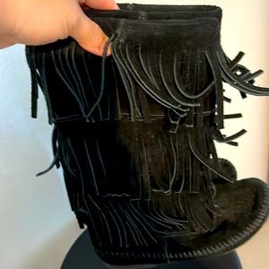 Minnetonka fringe suede boot